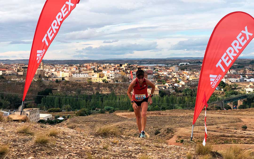 La corredora Yaiza Miñana, vencedora en la categoría de féminas en el trail corto de 12 kilómetros, durante la prueba. Como se puede ver en la imagen, los deportistas participantes pudieron disfrutar de espectaculares vistas.