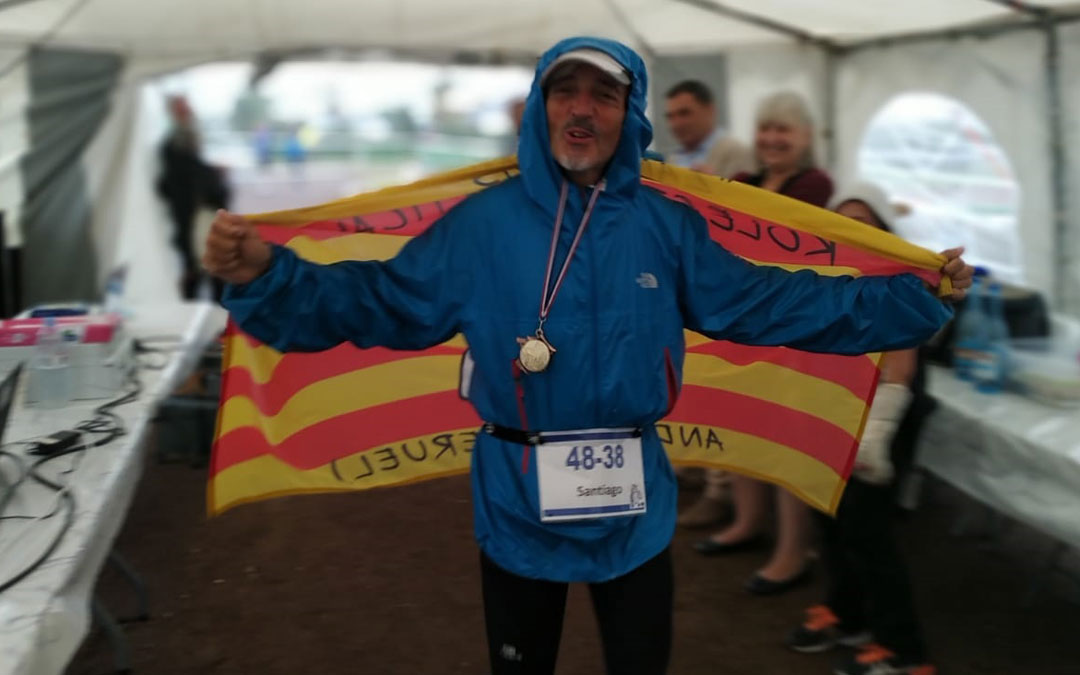 El andorrano Santi Marzo con la bandera de Aragón en la cita de Royan