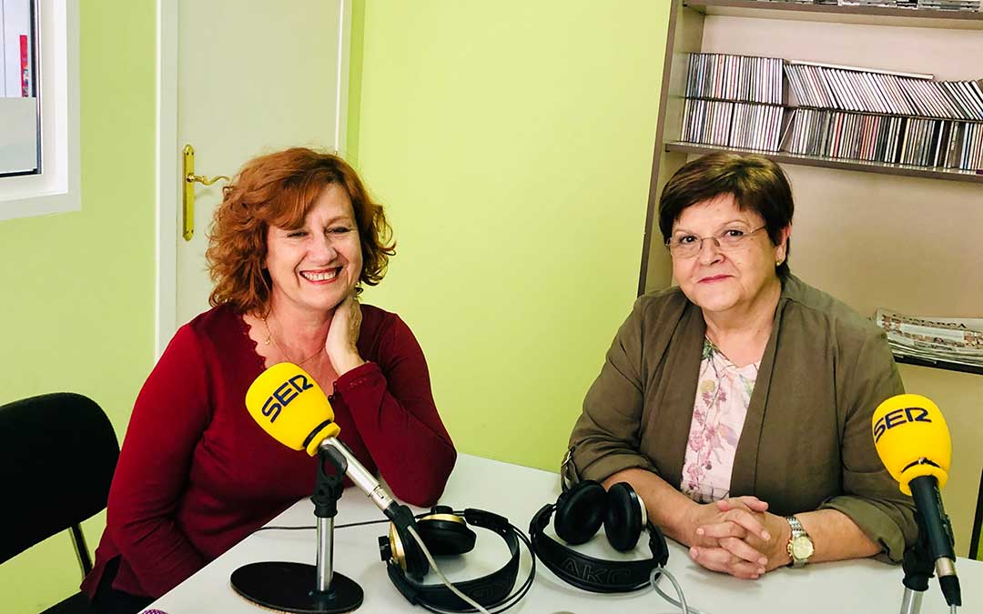 La alcaldesa de Caspe, Pilar Mustieles, y la concejal de Industria, Elise Ventura