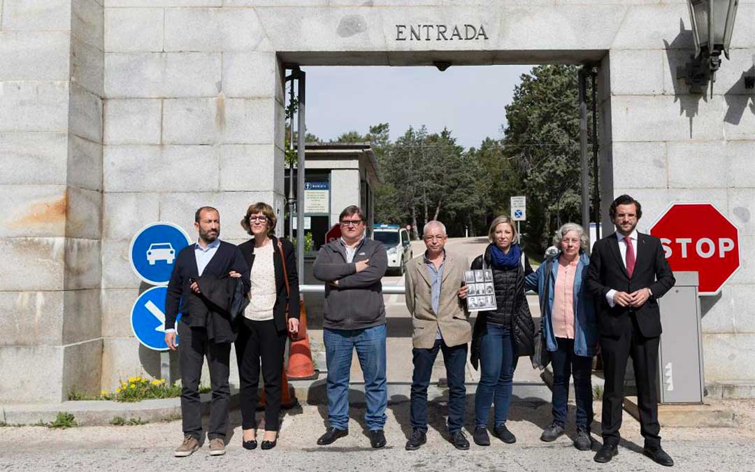Miguel Ángel Capapé, tercero por la izquierda, con miembros de ARICO, en el valle de los Caídos./ Enrique Cidoncha