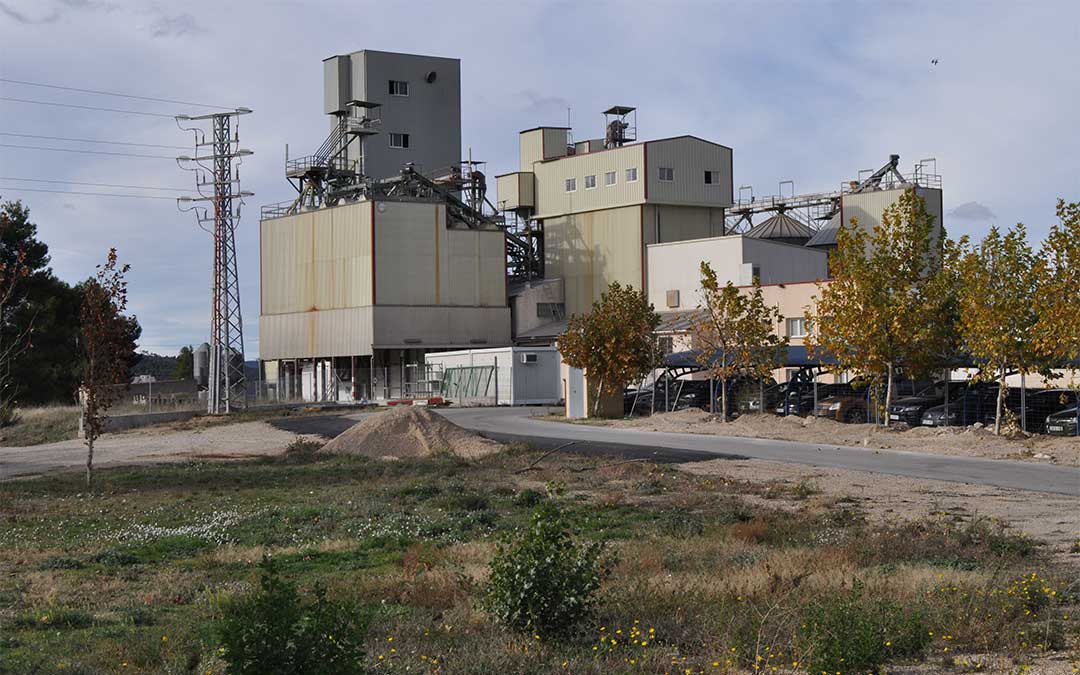 La nueva fábrica de piensos de Ganadería Unida Comarcal estará ubicada de forma contigua a las actuales instalaciones./ J. Luna