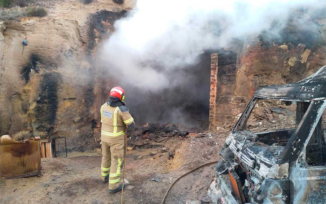 Cuatro bomberos del Parque de Alcañiz han sofocado el incendio que se ha producido en una cochera de Estercuel.