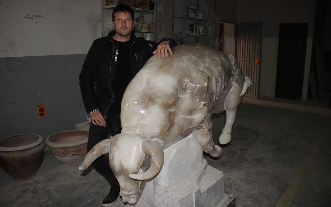 José Miguel Abril en su taller de Alcañiz con la escultura de El Toro realizada con alabastro / L. Castel