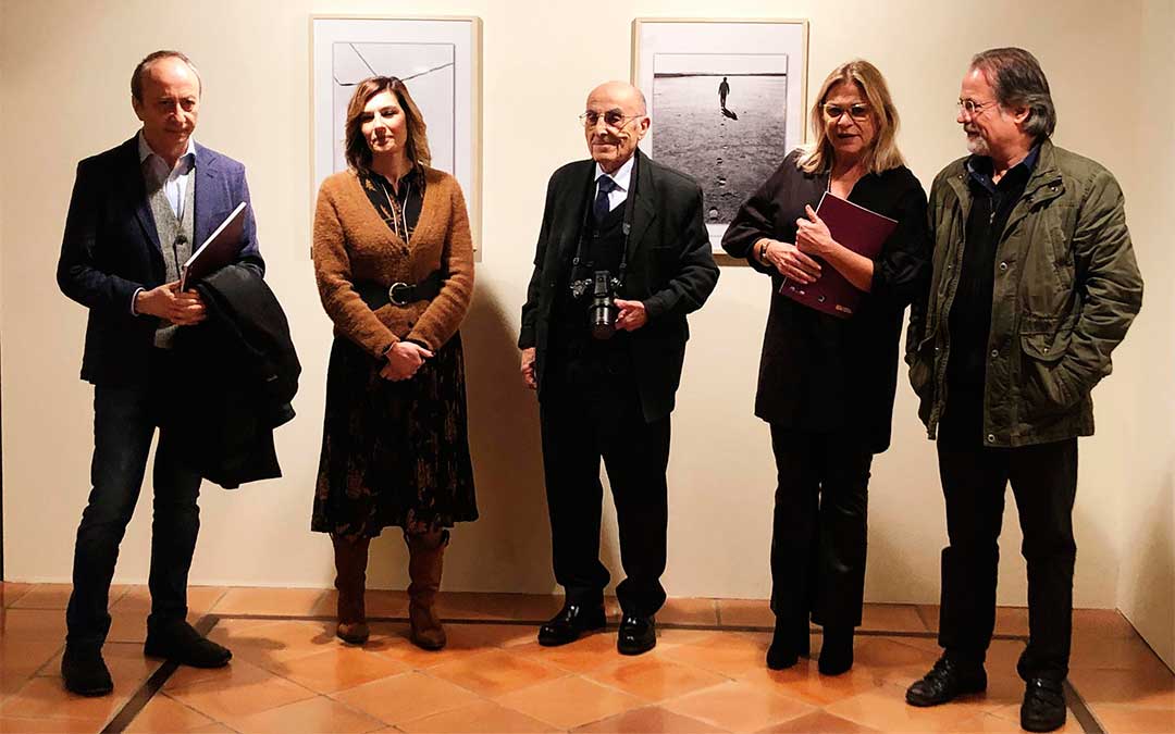 Inauguración de la exposición de Miguel Perdiguer en noviembre en el museo Juan Cabré de Calaceite. Ángel Quílez, de la Fundación Quílez; Carlota Núñez, alcaldesa de Calaceite; Miguel Perdiguer, artista; Carmen Portolés, directora del Museo Juan Cabré; y Andrés Añón, director del museo de Mas de las Matas./ Laura Quílez