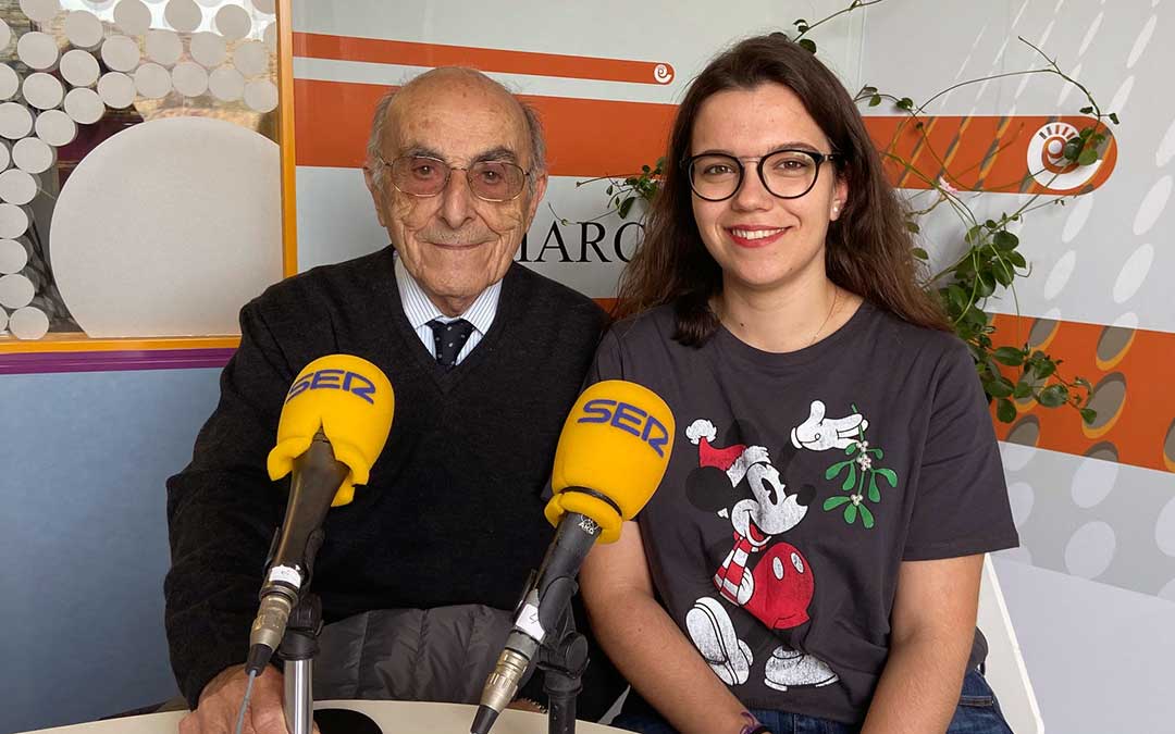Miguel Perdiguer junto a Alicia Martín en el estudio de Radio La Comarca./ A.M.