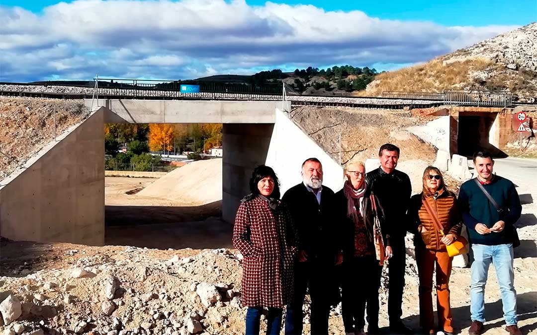 Candidatos al Congreso y al Senado por la provincia de Teruel junto al puente ferroviario de la Cuesta de los gitanos (Teruel).