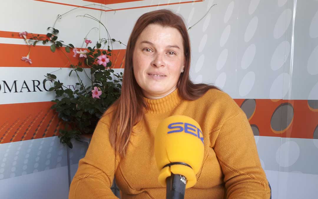 La alcañizana María José Martínez, campeona de Aragón de pesca agua dulce damas, en el estudio de Radio La Comarca