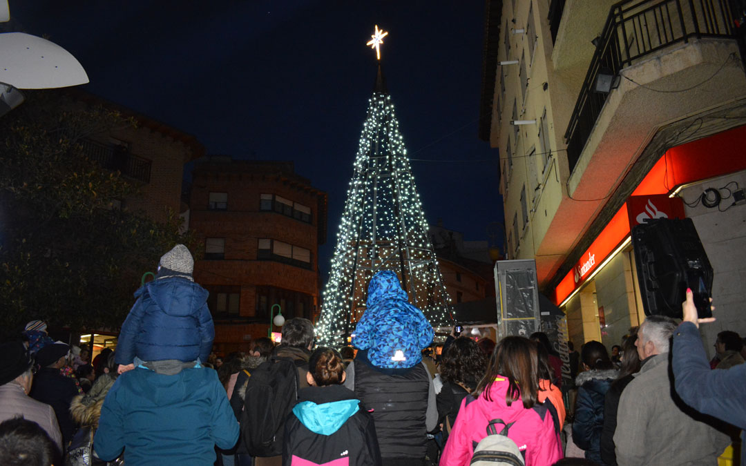 El público contempla el encendido de luces de Alcorisa / Iulia Marinescu