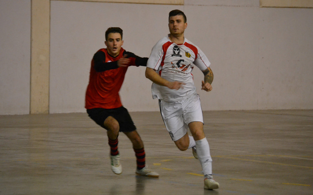 Domenech, trigoleador de la tarde, porfiando con un rival