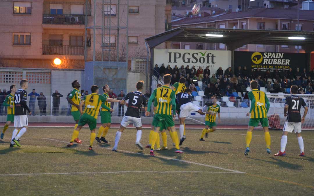 Una de las jugadas de ataque que el Alcañiz prodigó durante el segundo tiempo.