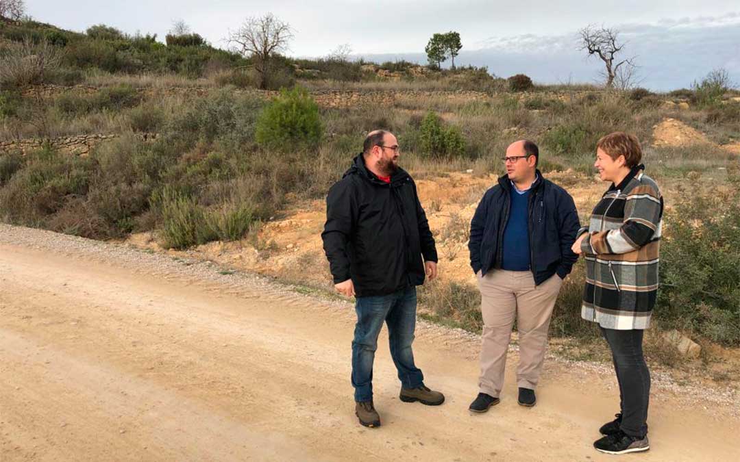 De izquierda a derecha, el alcalde Raúl Bordás, el vicepresidente Alberto Izquierdo y la diputada Berta Zapater, visitando la zona que el Ayuntamiento demanda arreglar./ DPT