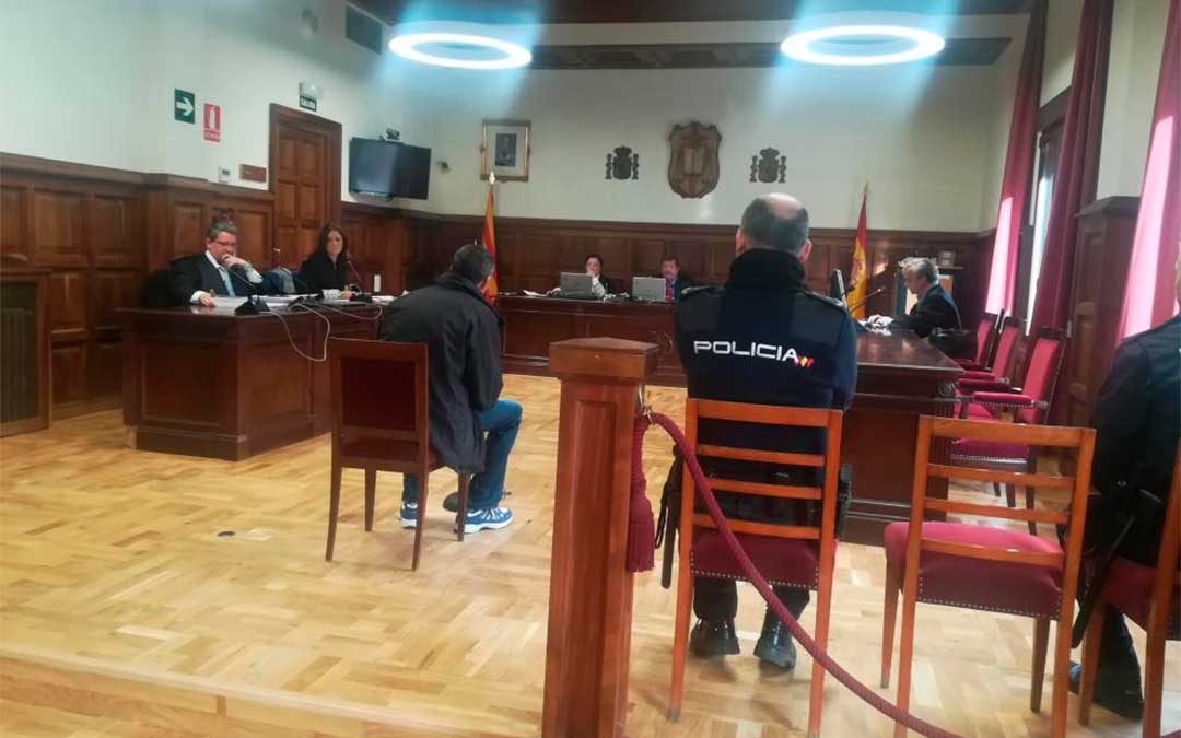 El acusado, en el juicio celebrado este jueves en la Audiencia Provincial de Teruel./ M. A. M.