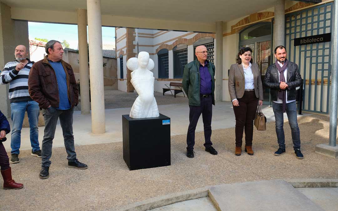 Santiago Martínez (dcha.) junto al presidente comarcal, Chicho Pérez, y la alcaldesa, Isabel Arnas, y la obra de Steffe y concejales. / Tomás Martín