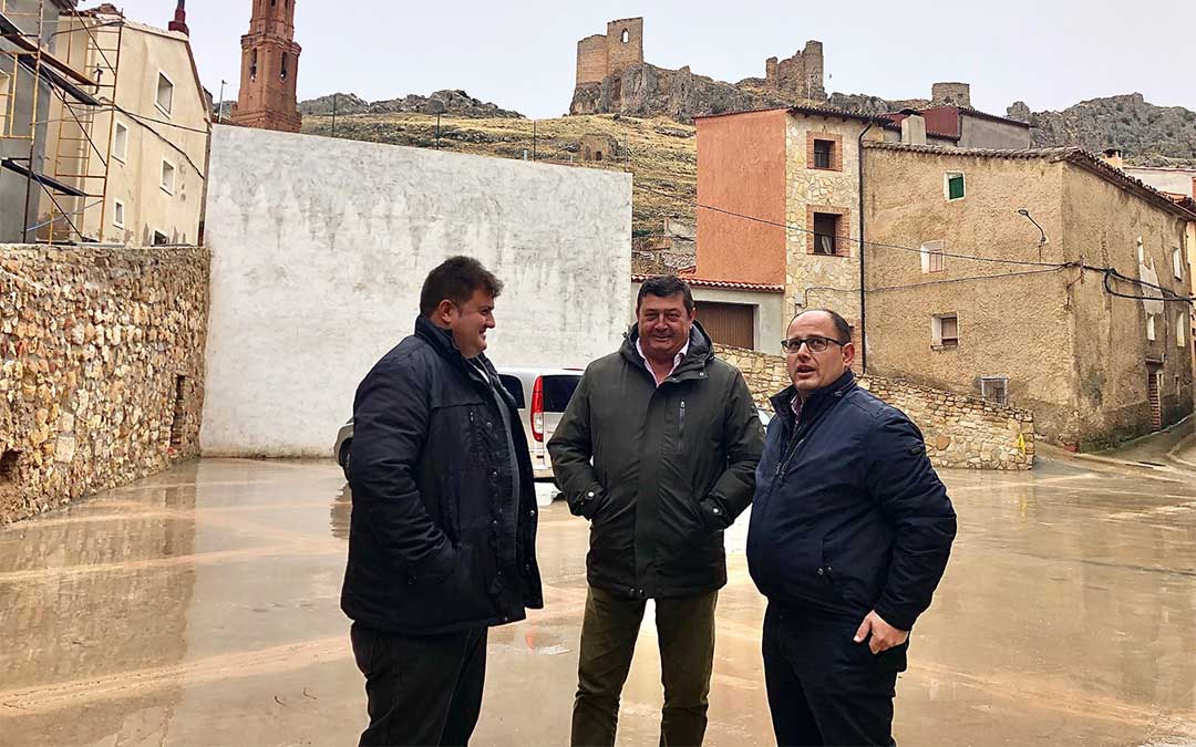 De izquierda a derecha, el alcalde Jerónimo Gracia, José Sancho y Alberto Izquierdo en la plaza que se ha reformado con el Plan de Obras y Servicios./ DPT