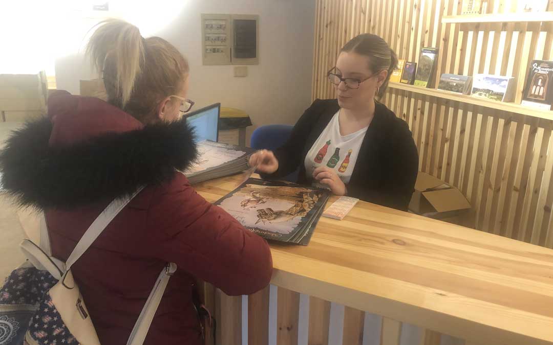 El calendario se vende por 0,50 céntimos en la Oficina de Turismo de 10.00 a 14.00 y de 16.00 a 18.00 / L. Castel
