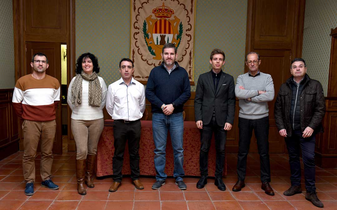 El alcalde, en el centro, con los representantes de las seis asociaciones.