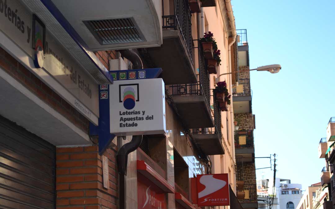Administración Nº1 de Alcañiz donde llevan vendiendo décimos desde verano también a turistas que se los llevan a sus lugares de origen.