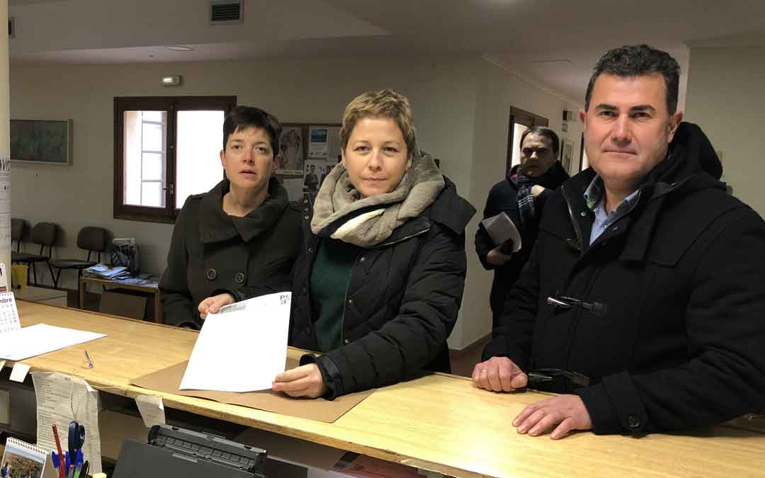Los ediles del PAR ayer en el registro del ayuntamiento.
