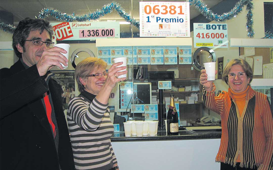 En la Administración Nº1 de Alcañiz, José Manuel Rey y su equipo, brindaban en 2007 tras haber repartido el Primer Premio de la Lotería de Navidad, una imagen que desean repetir pronto. / ARCHIVO LA COMARCA