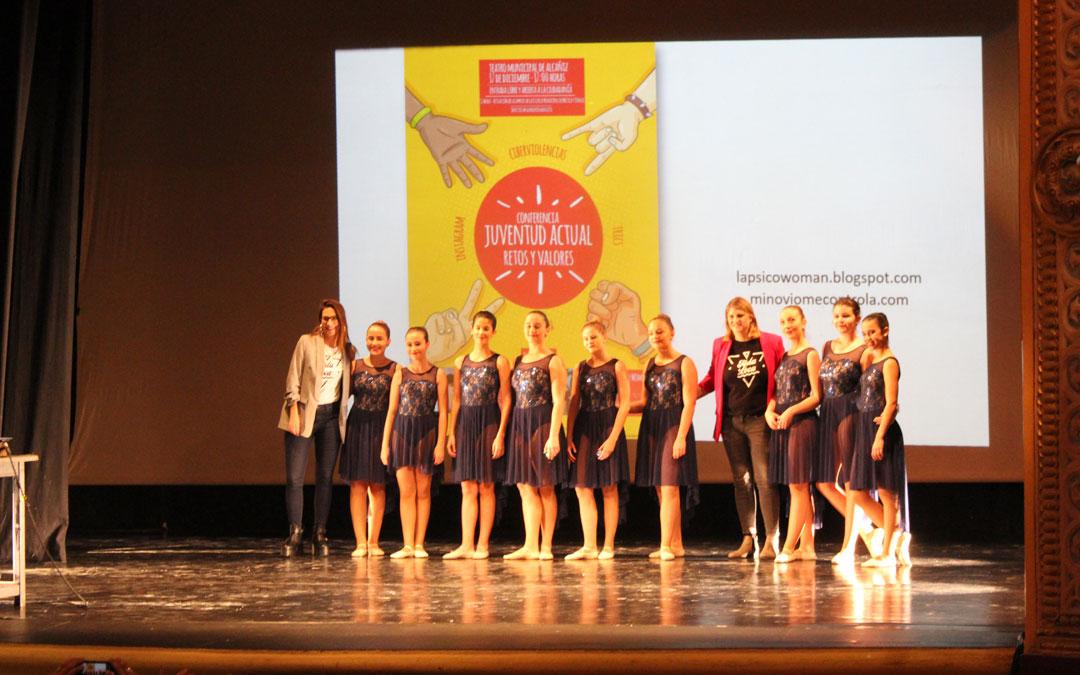 Isa Duque, Psico Woman, posa junto a la edil Susana Mene con las alumnas de Ballet de la Escuela Municipal de Música y Danza de Alcañiz que abrieron el acto en el teatro. / B. Severino