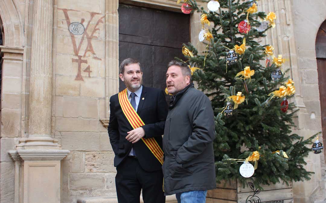 El alcalde, Ignacio Urquizu, conversando con el consejero José Luis Soro en la inauguración de la restauración de la Lonja y la fachada del ayuntamiento. / L. Castel