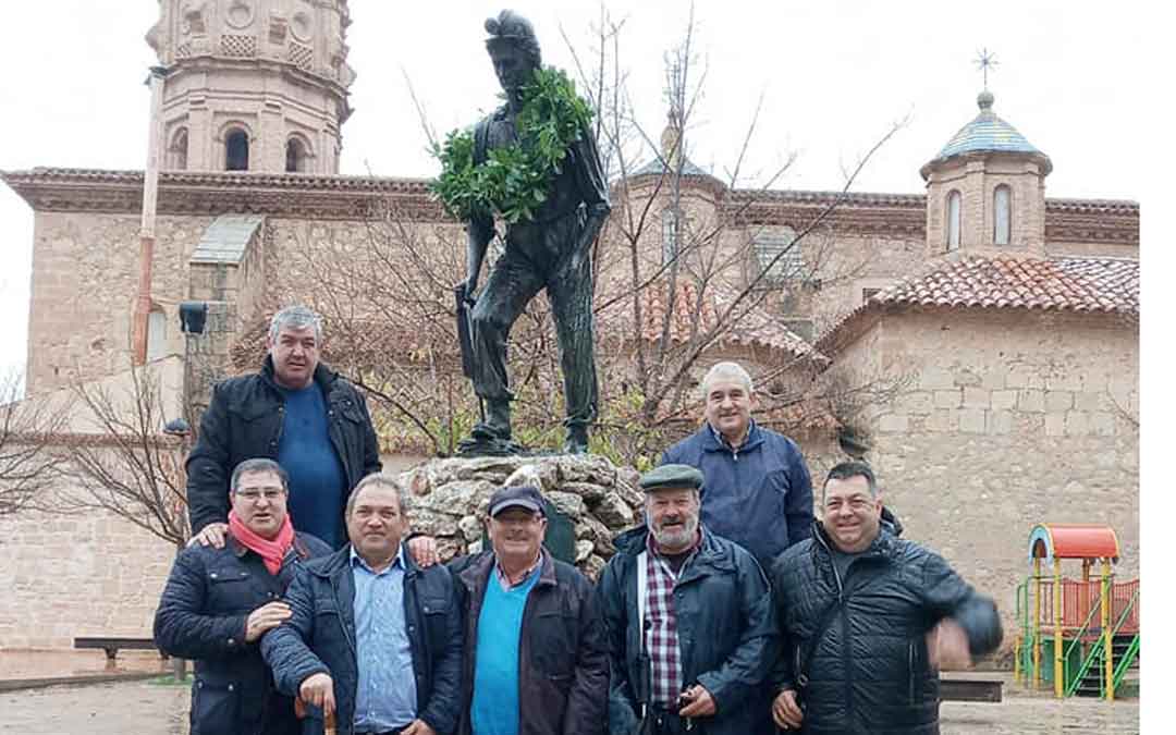 Los alcorisanos este miércoles junto al monumento al minero. TOMÁS MONTERO