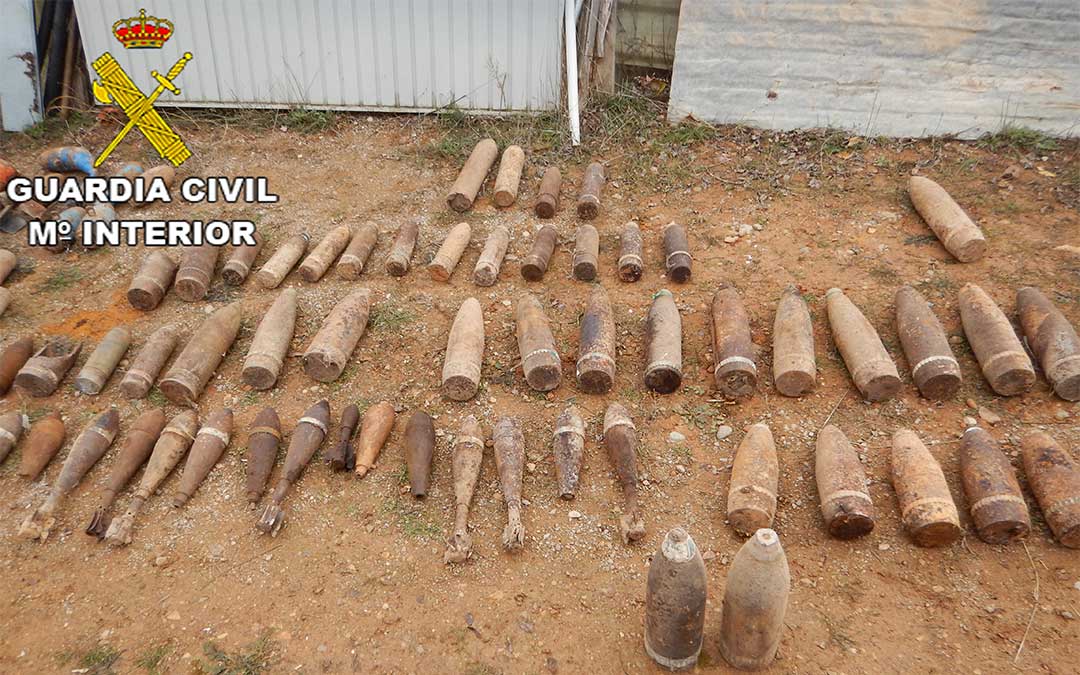 La Guardia Civil descativa 161 artefactos explosivos en una finca privada de la localidad turolense de Villastar./ Guardia Civil
