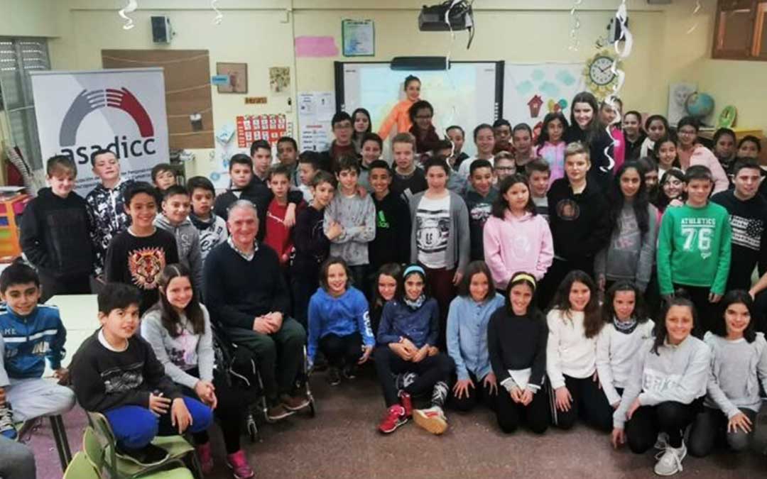 Miguel Tena junto a estudiantes de 6º del colegio Alejo Loren.