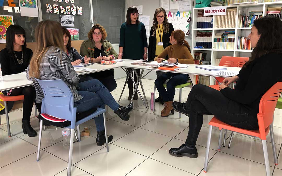 La diputada delegada de Cooperación, Asociaciones e Igualdad, Susana Traver, ha visitado este lunes el Centro de día de la Asociación pro Salud Mental (ASAMPE) en Calanda.