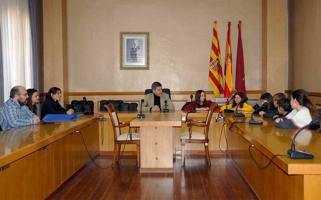 Visita de los alumnos de 6º del CEIP Emilio Díaz al Ayuntamiento de Alcañiz./ Ayto. Alcañiz