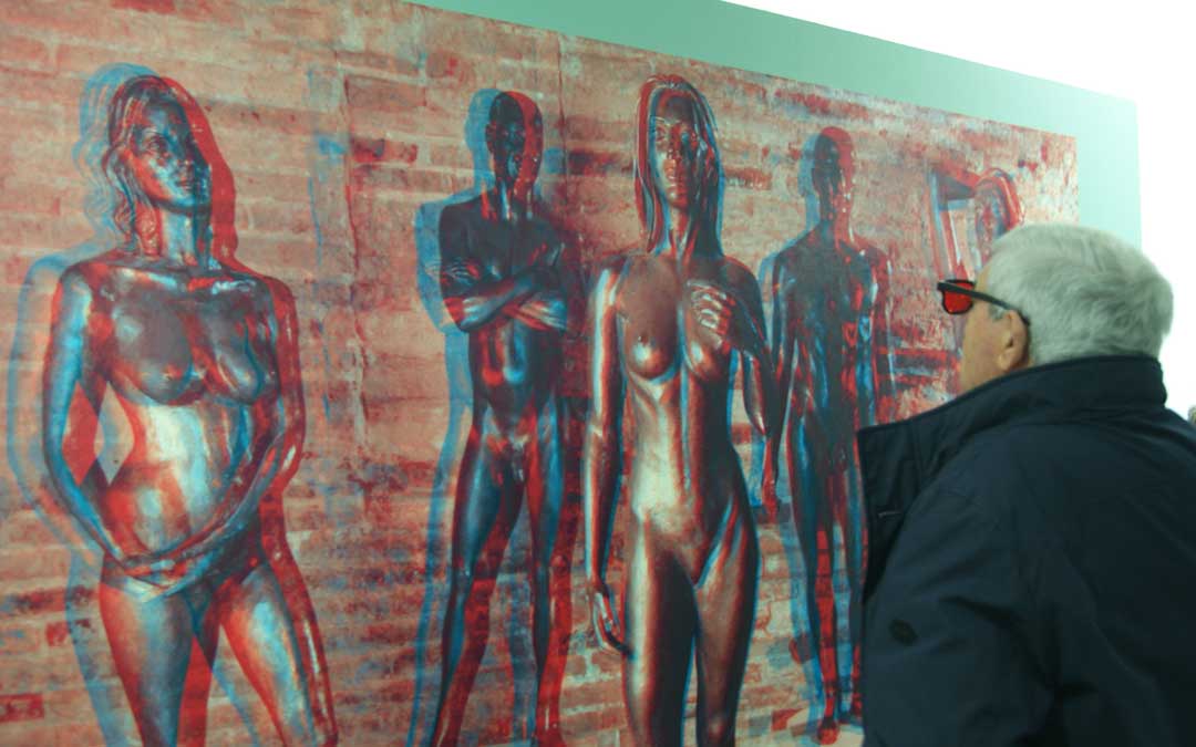 Con la colaboración del fotógrafo Ayo Cabrera, Egea brindó la oportunidad al público de 'Spiritvs Classicvs' de meterse en su taller con unas gafas de visión tridimensional. / B. Severino