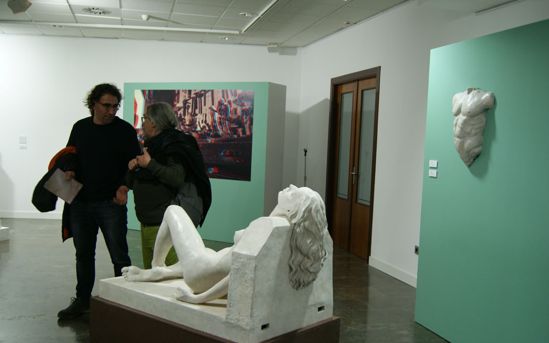 Dos esculturas y el panel en 3D ubicado en Barbastro. / B. Severino