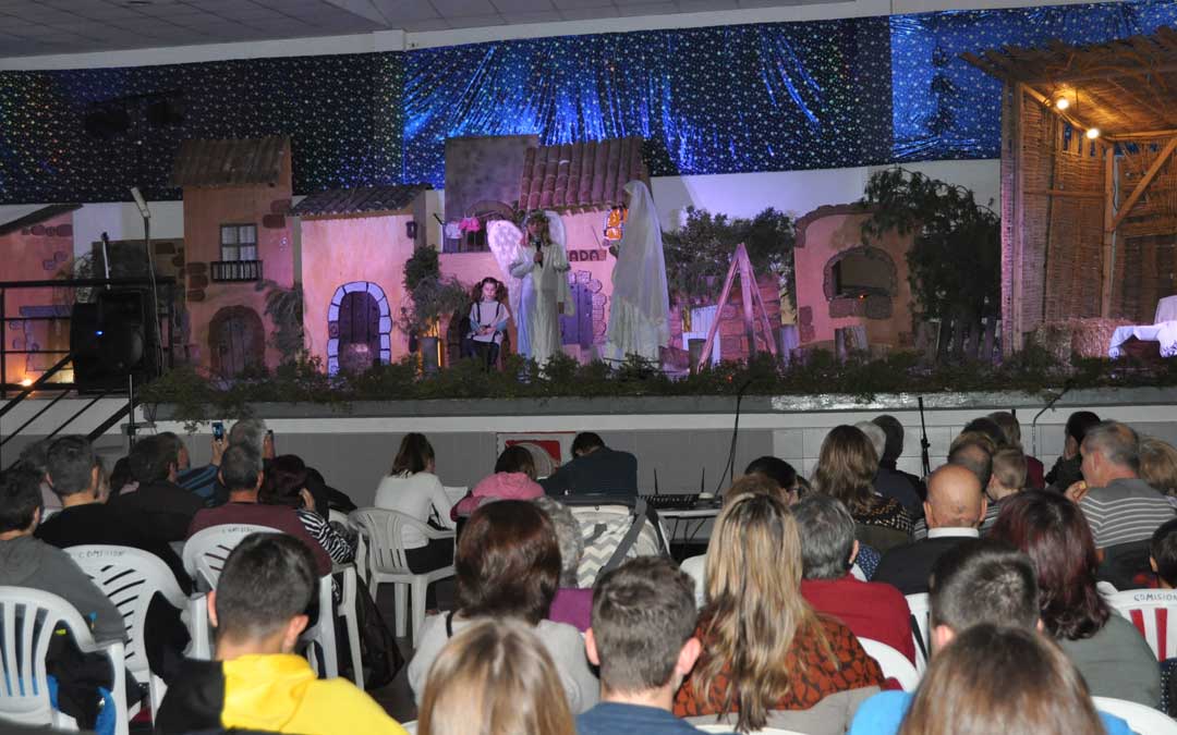 El pabellón de ferias estuvo lleno hasta la bandera para asistir a la representación del Belén viviente.