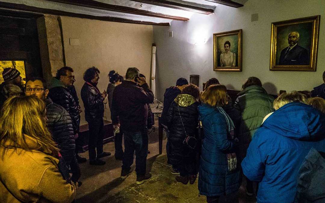 Uno de los grupos en la entrada a una de las bodegas en la ruta celebrada. / Miguel Francino