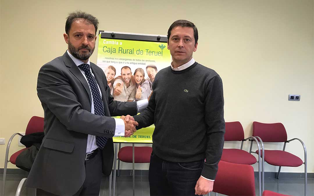 El presidente de la Asociación Comarcal de empresarios de las Cuencas Mineras, Carlos Agustín Sánchez Boix, y el director de la Zona Alta de Caja Rural de Teruel, Juan Mangas Juderías.