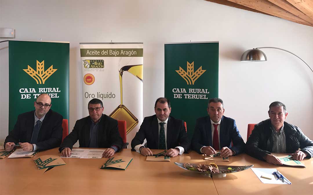 El director general de Caja Rural de Teruel, David Gutiérrez Díez, junto a los presidentes de las Denominaciones de Origen turolenses./ Caja Rural