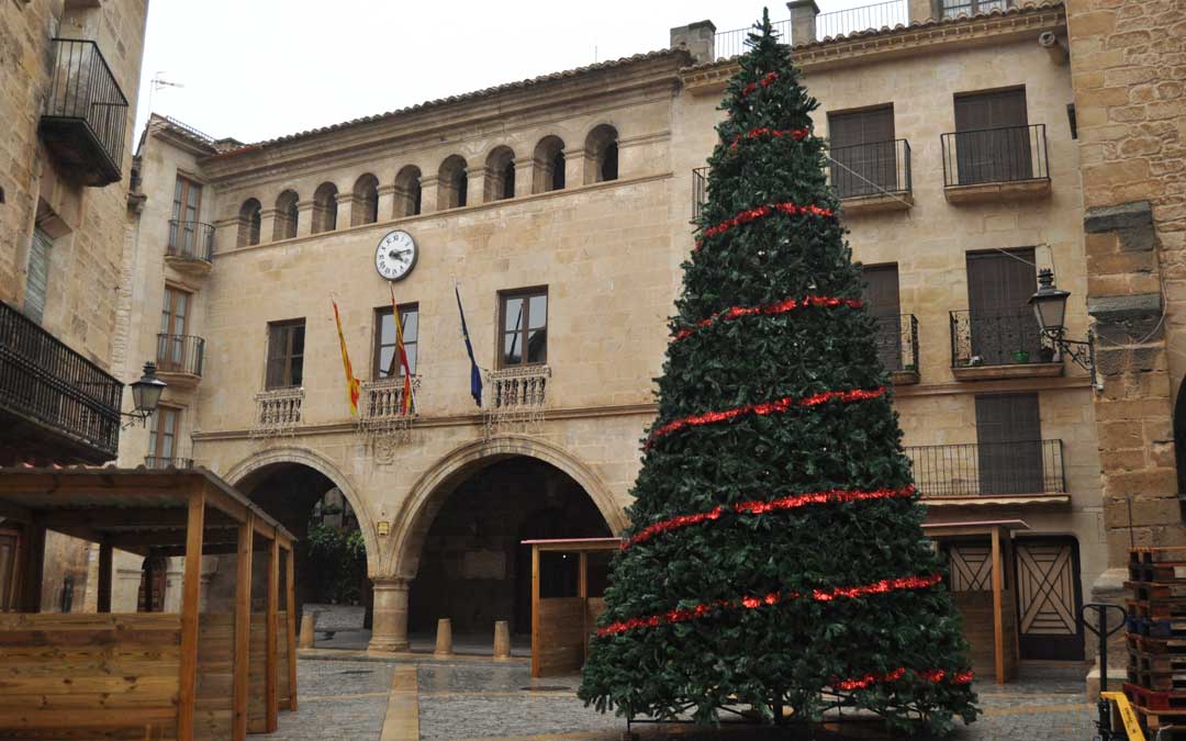 El gran árbol de Navidad volverá a lucir en el centro del casco urbano.