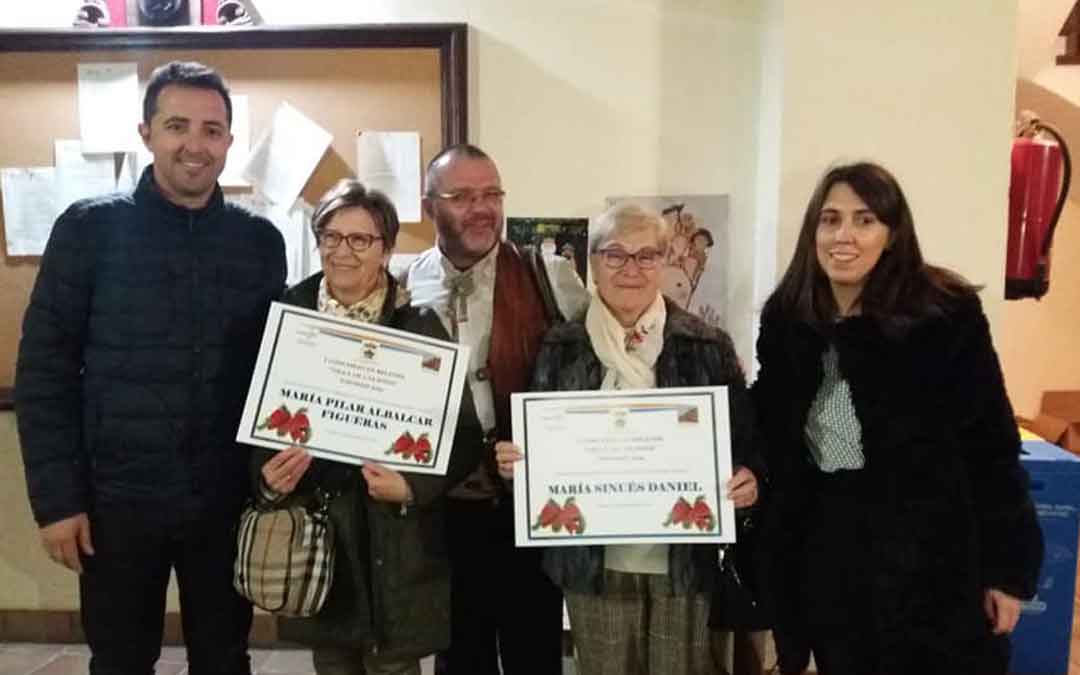 Las ganadoras junto al párroco, el alcalde y la edil