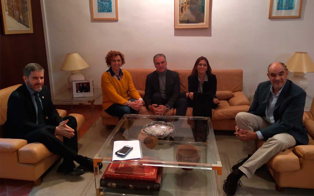 La reunión se mantuvo ayer en el ayuntamiento alcañizano./ Cámara de Comercio