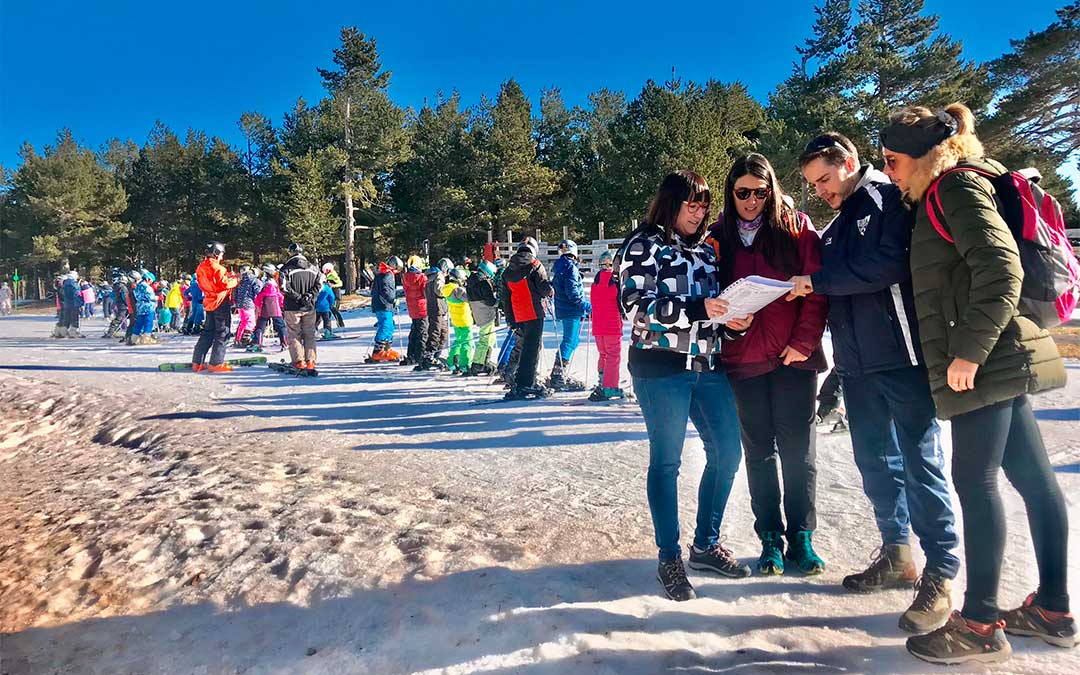 Susana Traver, diputada delegada de Juventud y Deportes, junto a los monitores de la campaña de esquí a pie de pista en la Estación de Valdelinares./ DPT