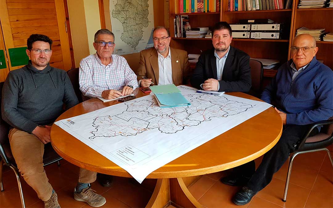 Bizén Fuster y José Manuel Salvador con el alcalde de Torrevelilla, el teniente de alcalde de La Cañada de Verich y el vicepresidente de la comarca de Bajo Aragón./ DGA