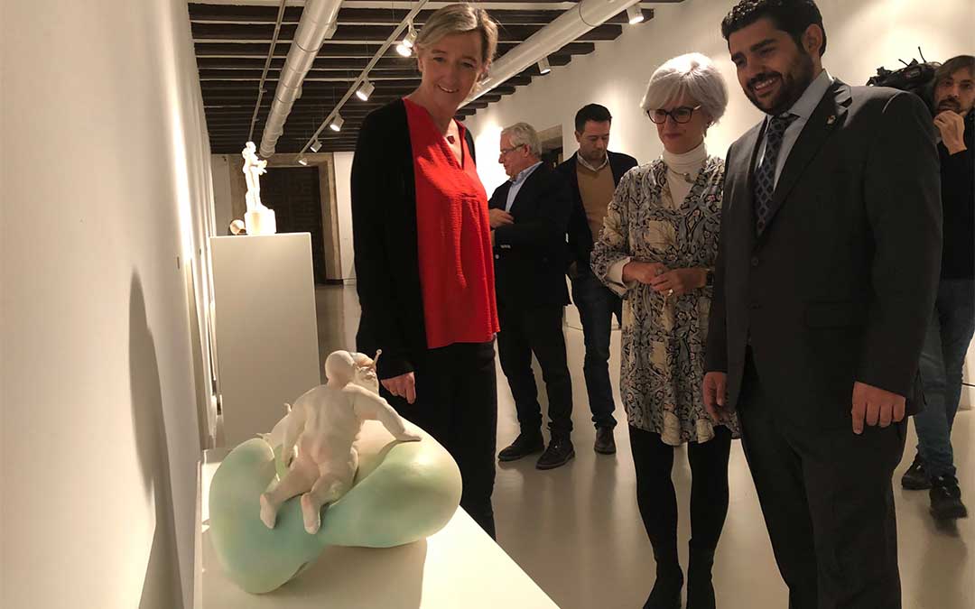 La presidenta de la Asociación de Artesanos de Aragón, Susana Martín, la directora general de Comercio, Ferias y Artesanía del Gobierno de Aragón, Eva Fortea y el diputado delegado del Museo de Teruel, Diego Piñeiro.