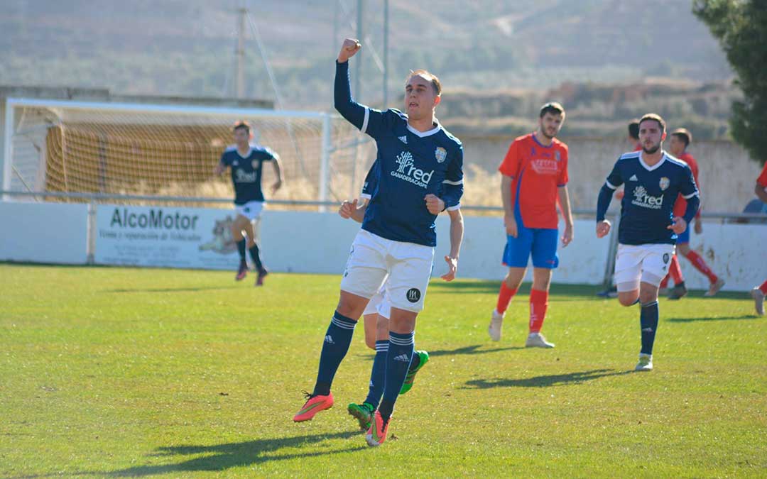 El jugador caspolino José Manuel Escuín celebrando el segundo gol, durante el partido en Alcorisa. Foto: Erika Martínez