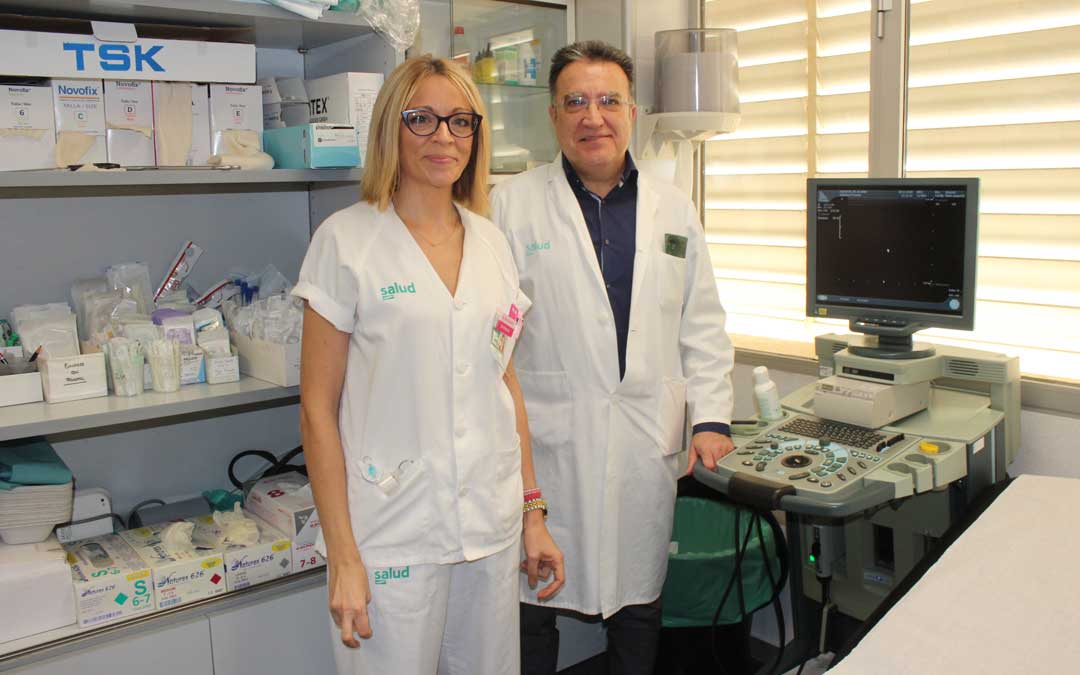 La enfermera y el jefe del Servicio de Cirugía del Hospital Comarcal de Alcañiz, Silvia Blasco y Fernando Martínez / Laura Castel