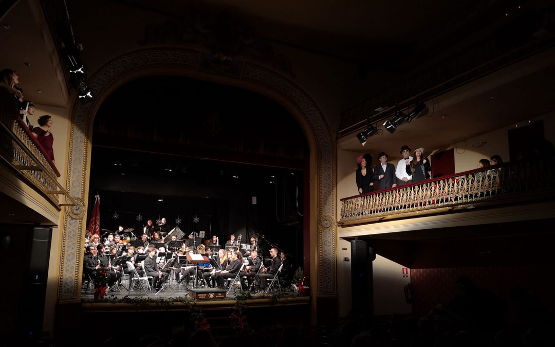El grupo de teatro "Entrebastidores" inician desde el balcón del Teatro Municipal el concierto de la Lira en Alcañiz./ I. M.