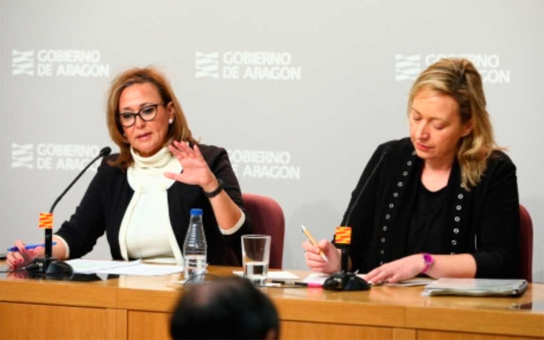 Mayte Pérez (izquierda) junto a la consejera Marta Gastón durante la rueda de prensa tras el Consejo de Gobierno./ DGA