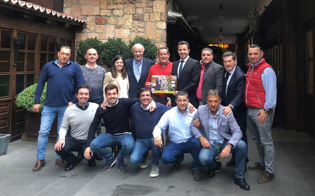 El embajador del melocotón, Vicente del Bosque; con el alcalde, Aberto Herrrero; y representantes del sector, en Madrid / A.C.