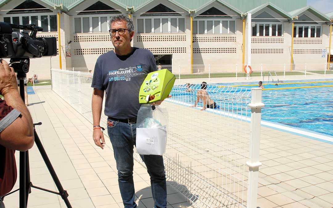 El concejal Kiko Lahoz durante la presentación del desfibrilador de las piscinas de verano, que se quedó en la caseta del socorrista después del cierre de temporada hasta que alertó la concejal Altaba en un pleno / Ayto. Alcañiz