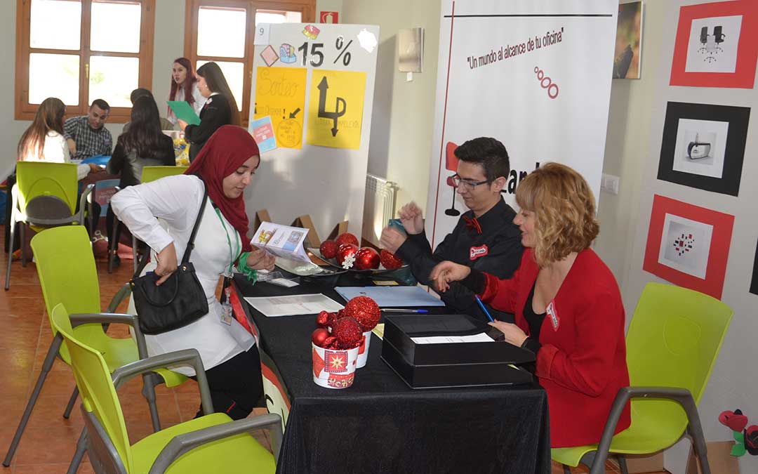 El stand del IES Pablo Serrano en la feria./ María Quílez