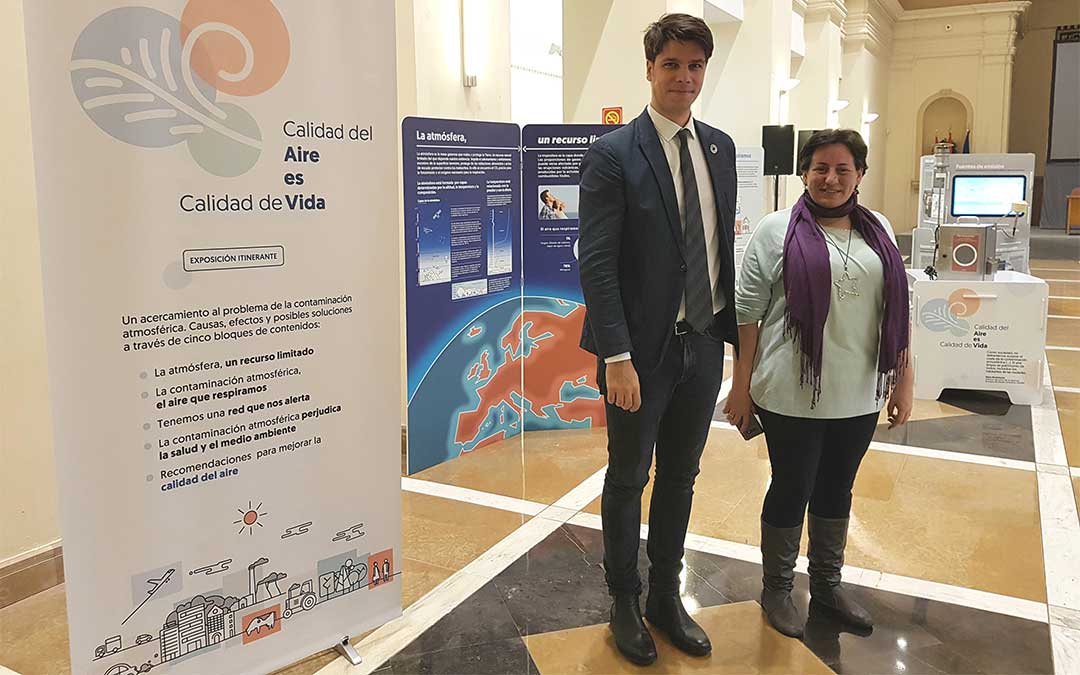 La directora general de Cambio Climático y Educación Ambiental del Gobierno de Aragón, Marta de Santos, y el Comisionado para la Agenda 2030, Fermín Serrano, en la inauguración de la muestra 'Calidad del aire es calidad de vida'.